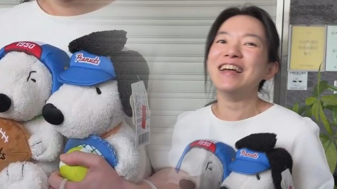 陳幸妤獲粉絲送史努比超開心　暖喊記者情人節快樂