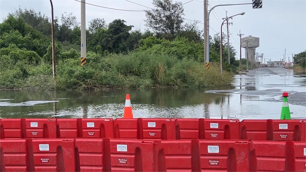 颱風來襲逢大潮！　塭仔港成水上市集民眾涉水買魚貨