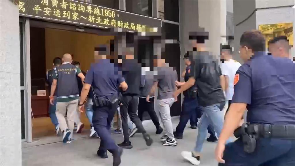 五股行車糾紛談判變亂鬥？　１２人持棍棒砸車全被逮