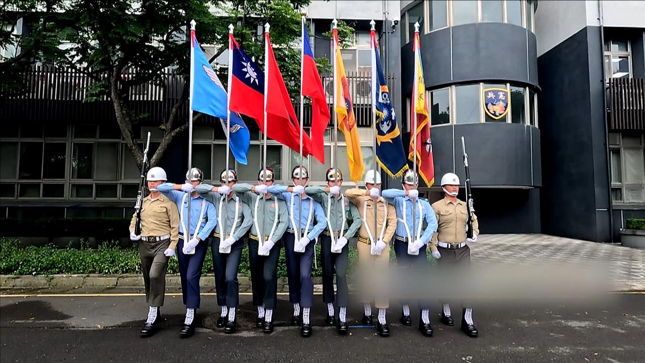 三軍儀隊旗官扛起國旗不能倒 「串桿」調隊形步伐