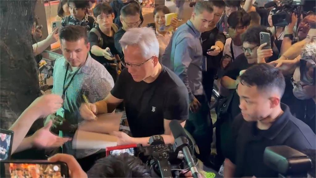 輝達車台北101前亮相吸大票粉絲光顧！　傳黃仁勳傍晚拜會張忠謀