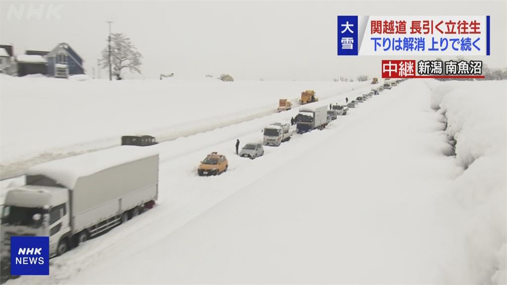 日本東北暴雪！高速公路上千輛車受困群馬地區 積雪逼近一層樓高