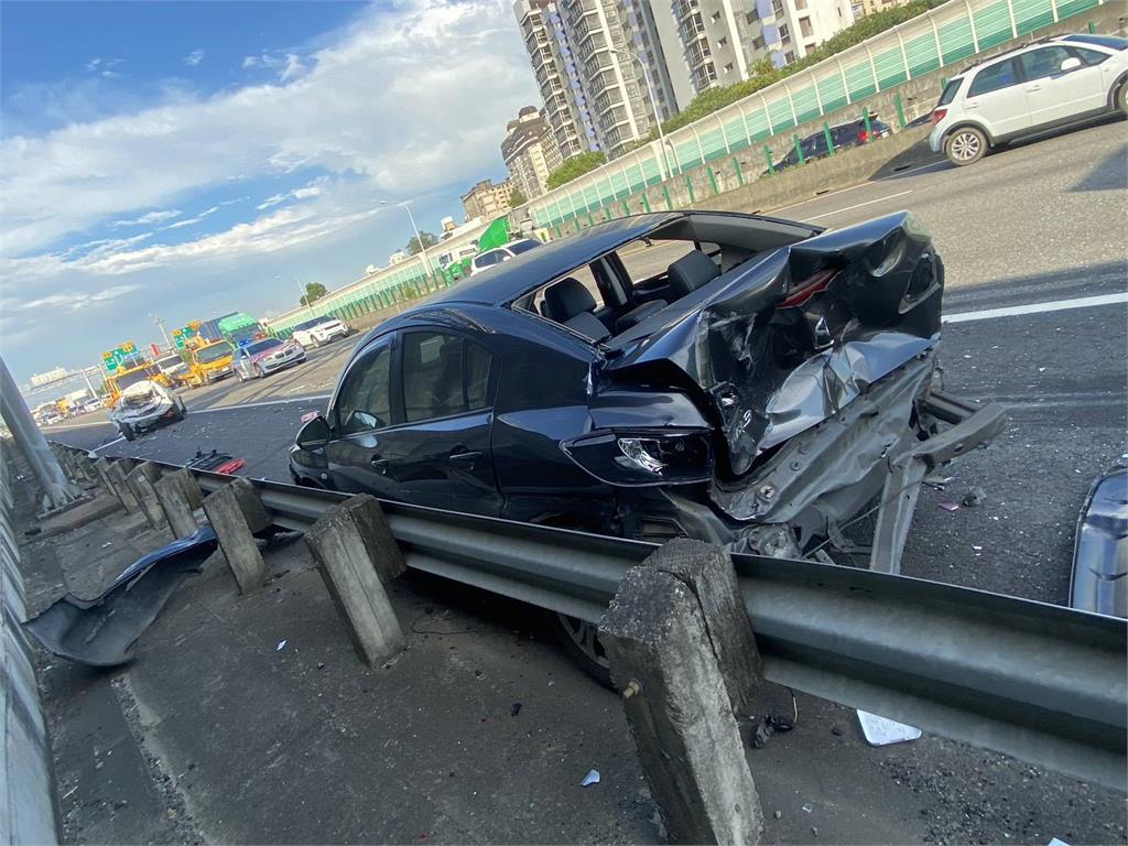 【有片】國1中壢段大貨車恍神釀禍！3小客車遭撞成廢鐵