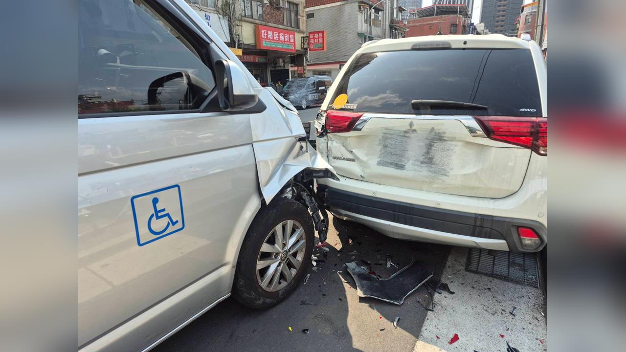 快新聞／北市復康巴士突暴衝！連撞15機車、3汽車　傷亡情況曝光