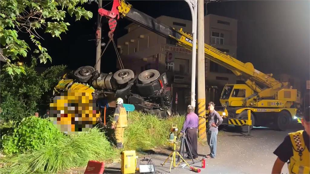 聯結車自撞民宅「四輪朝天」　車內全員受困釀2死