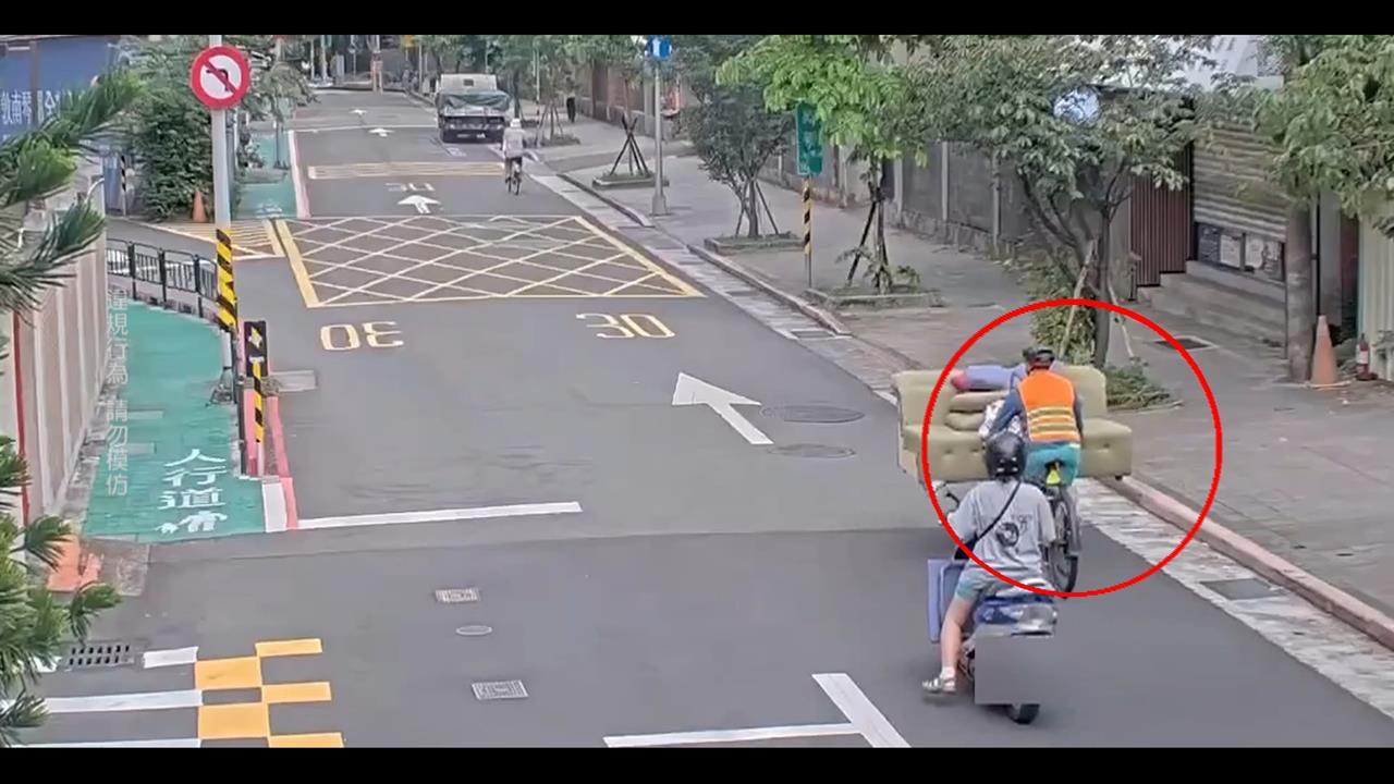 超狂！騎腳踏車載３人沙發+抱枕　網友傻眼：平衡感之神