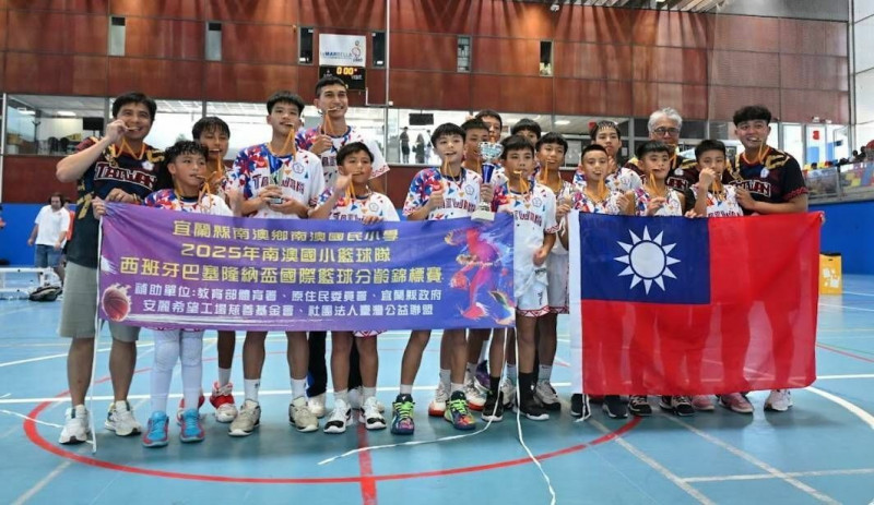 籃球／為國爭光！ 宜蘭南澳國小西班牙賽奪冠  驕傲秀國旗「我們來自台灣」