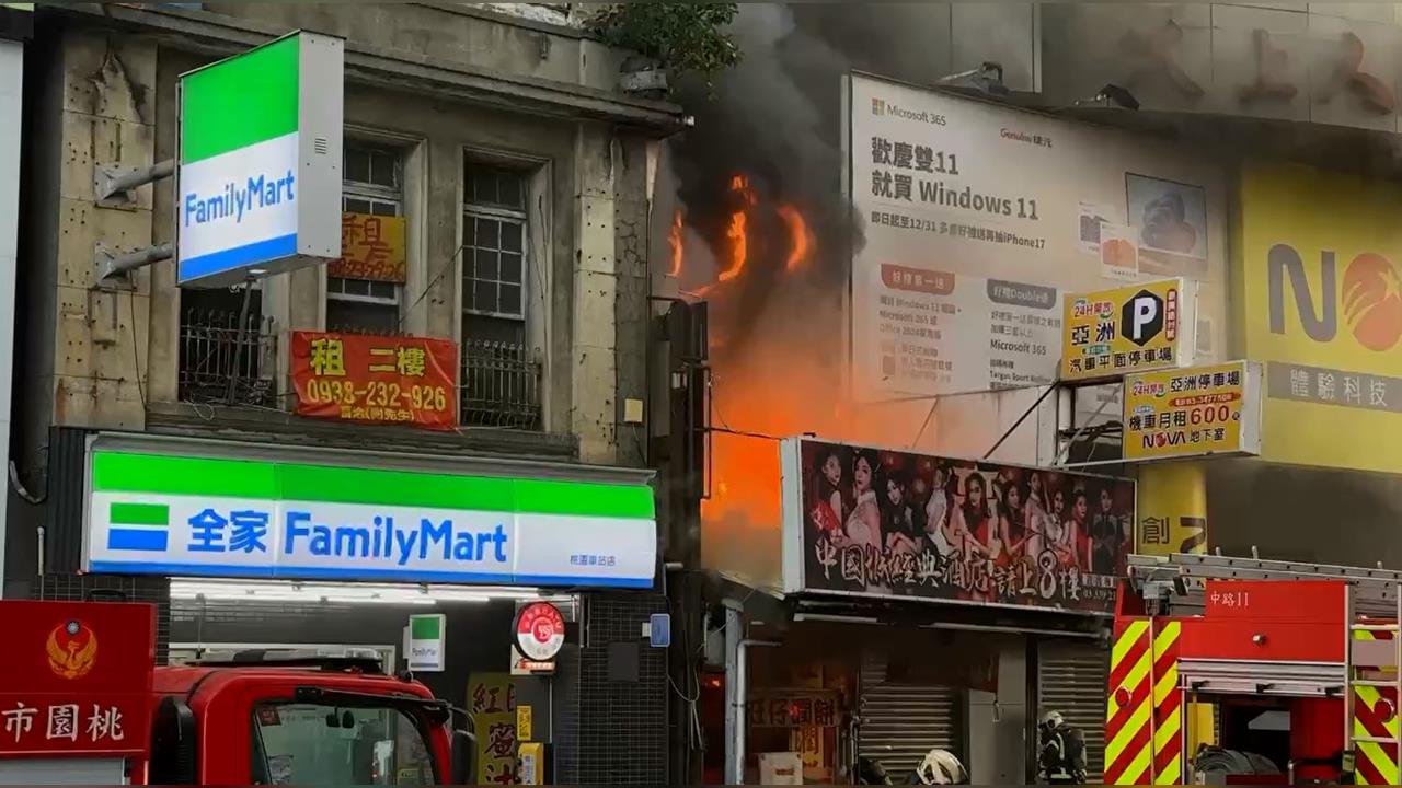 LIVE／通勤注意！桃園NOVA大樓旁驚傳祝融　大批消防員到場灌救