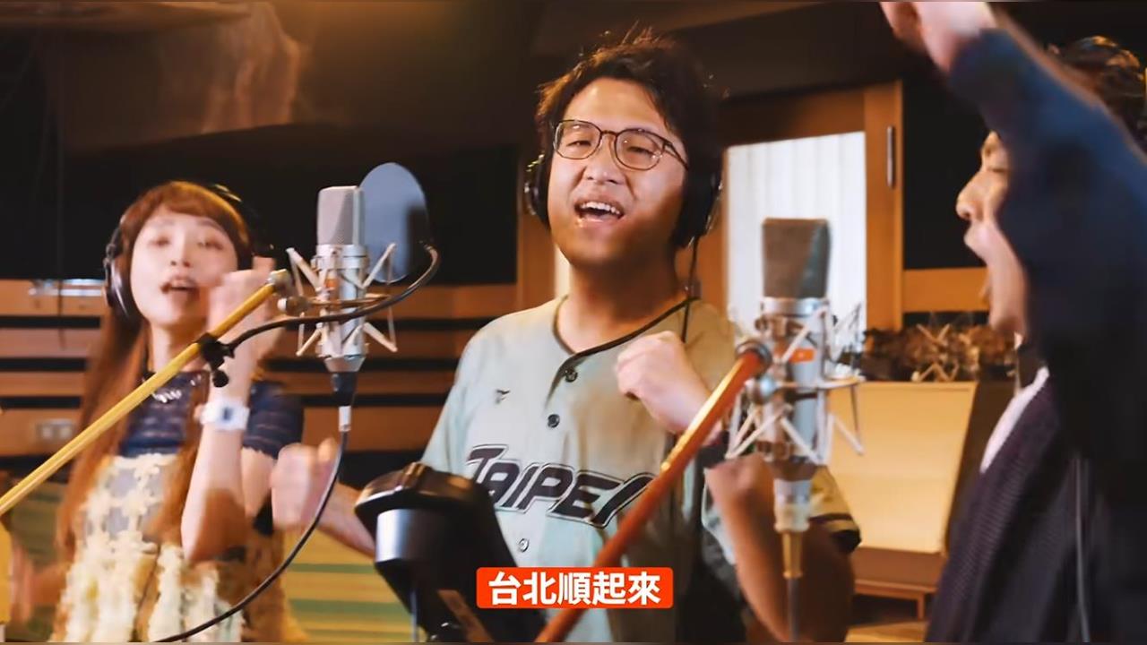 快新聞／沈伯洋合體小雞唱競選歌！再揪百人競總大合唱　網驚：唱最好竟是「她」