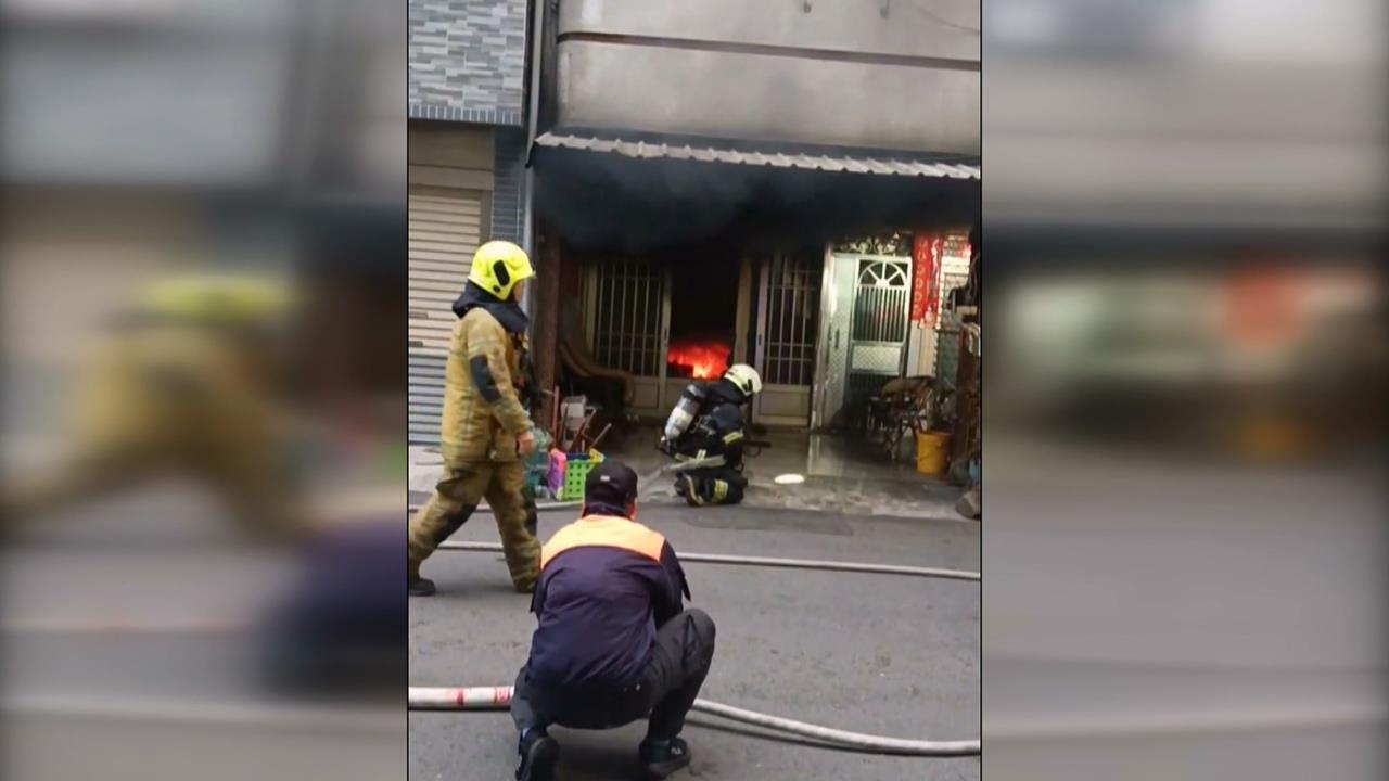 高雄鳳山民宅清晨火警! 86歲婦逃生 外籍看護受困獲救