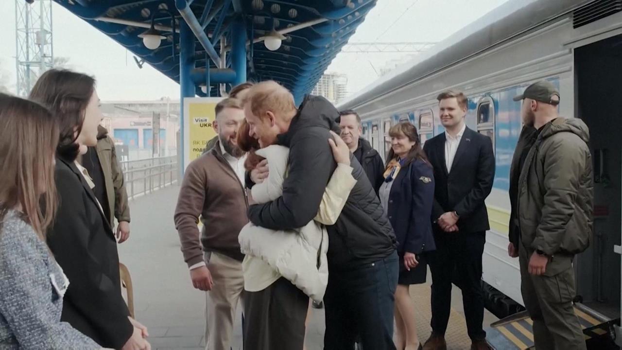 烏俄戰火不停！哈利王子突訪基輔　歐盟批準900億歐元貸款