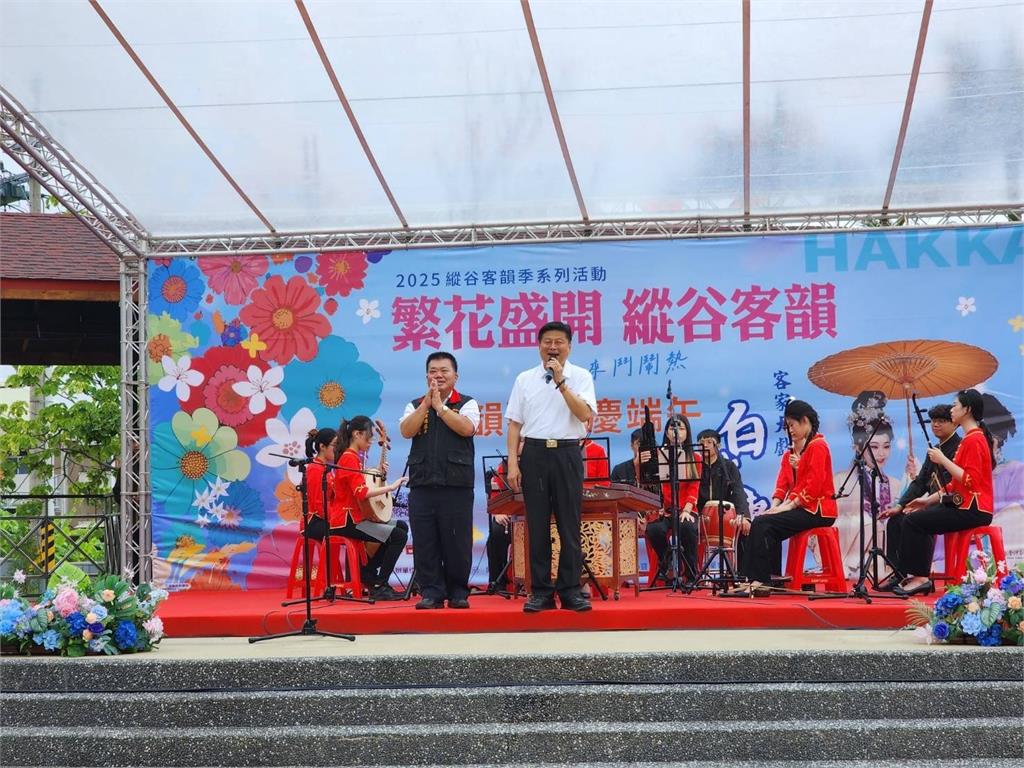 挨批行政不中立？花蓮縣政府揚言要告人　「葉霸」背插同意罷免旗幟站街頭