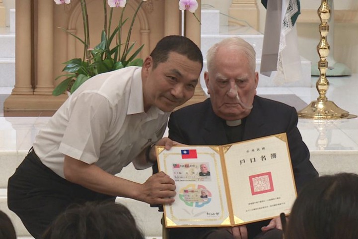 奉獻台灣65年終領身分證 梅神父：我是台灣人