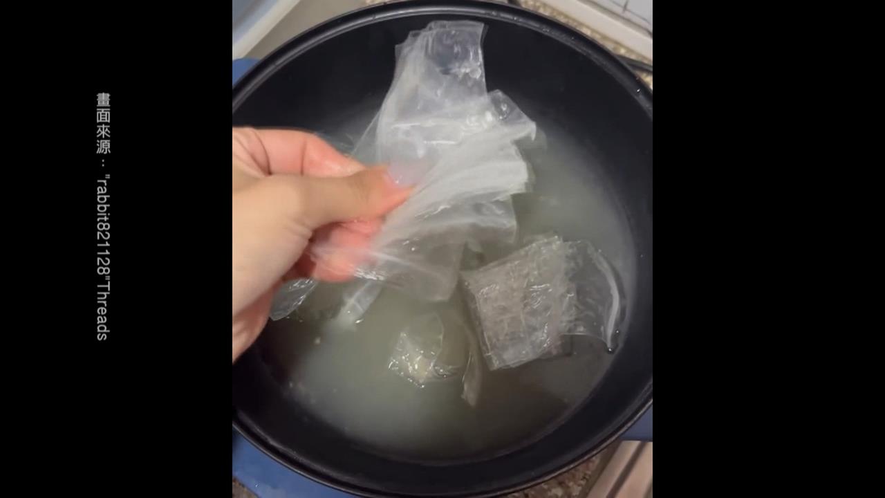 傻眼！女外帶湯麵倒出「浮一堆夾鏈袋」　衛生局出手了