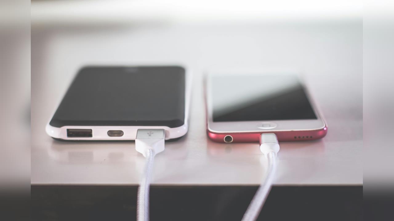 「3大充電雷區」容易害手機電量掉超快?專家曝正確做法省下換電池錢