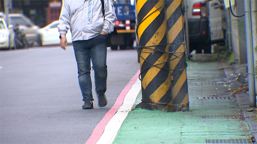 私有地非「人行道」...　行人被迫走馬路上　北市府追查建照
