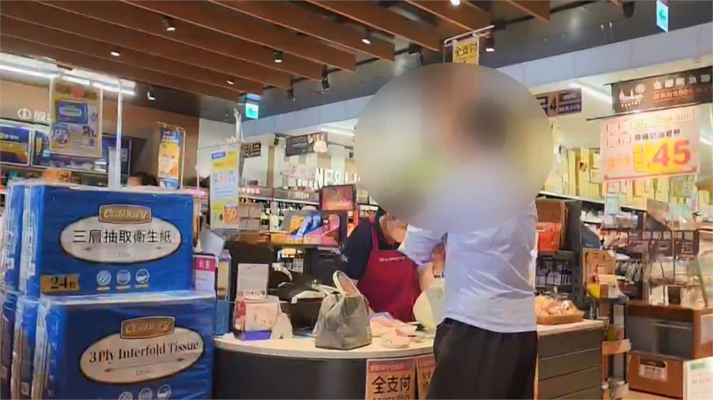 超市購物結帳堅稱付500元　店員清點有異！女不願等候飆罵