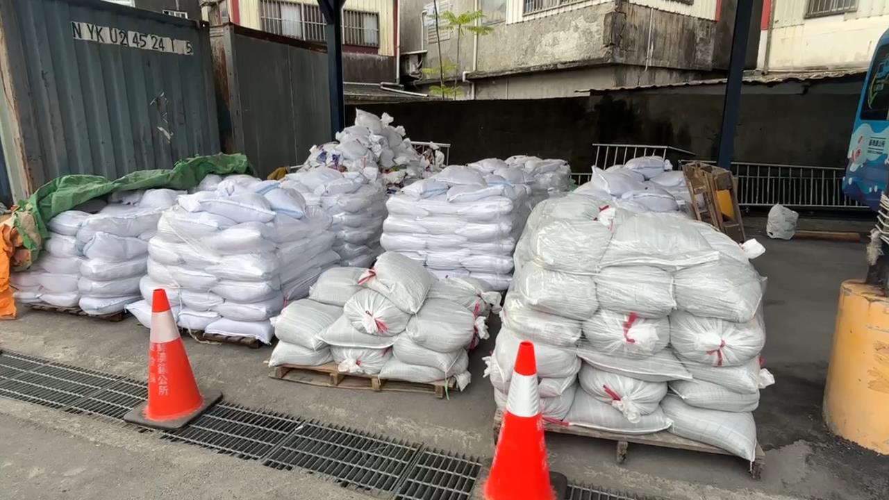 戒備！巴威來襲蘇澳首當其衝　鎮公所發近萬個沙包防颱