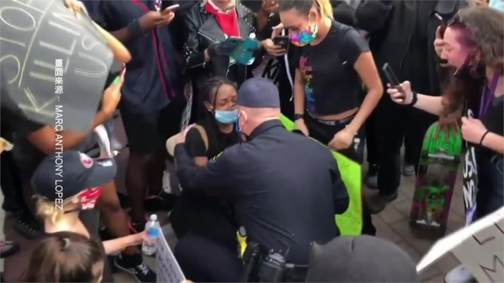 與民眾一起為非裔發聲！美國警察單膝下跪致意