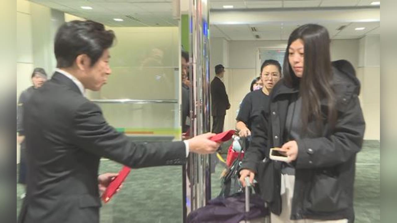 終於回家！最後一批104台人杜拜返台　行政院秘書長張惇涵親自接機