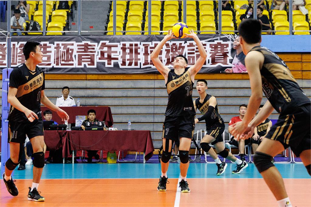 排球/登峰造極邀請賽上演HVL「台中內戰」!豐原高商擊退龍津高中晉4強
