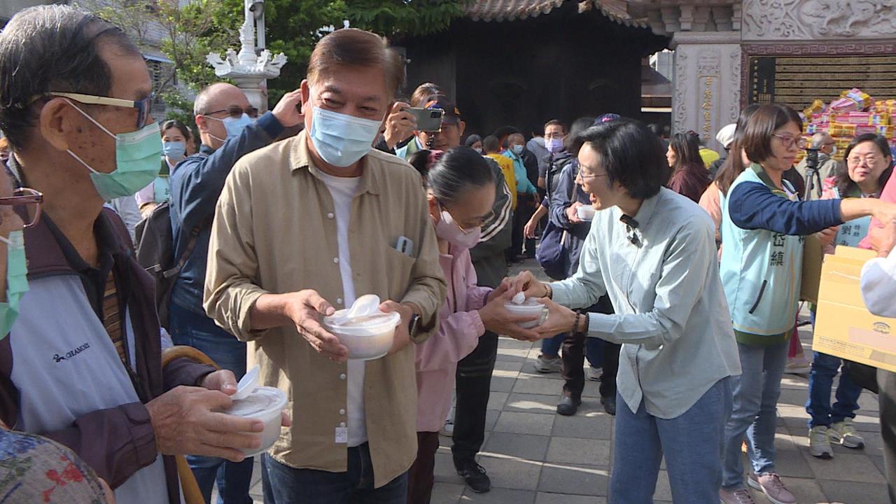 林岱樺參拜鳳山天公廟　提出「暖冬三願」政見