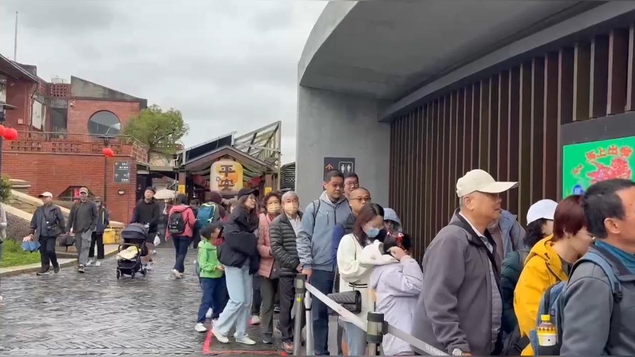 快新聞／天氣濕冷遊興不減！宜蘭傳藝園區一早湧排隊人潮　園方啟動管制