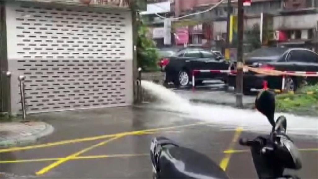 惡作劇男打開消防出水孔　水流湧出馬路成小河