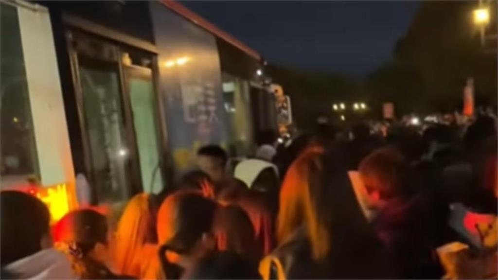 六福村免費日爆人潮！　百名青少年擠不上公車困在郊區