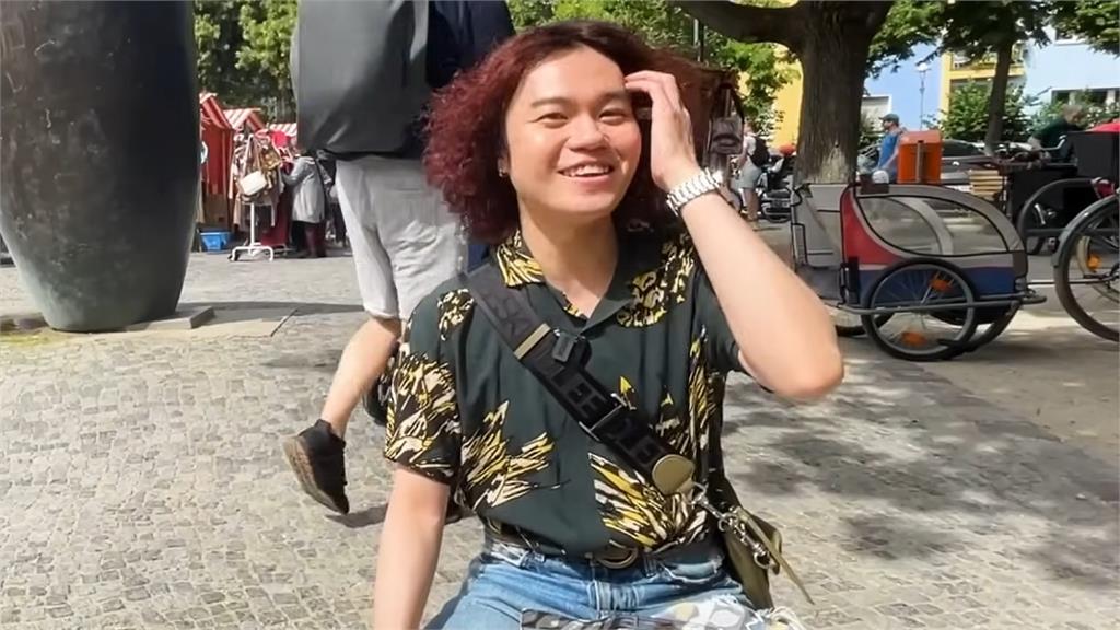 跳蚤市場挖寶超開心！他意外找到百元真皮包　老闆問「貴嗎」被秒回：不會