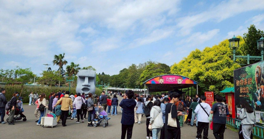 六福村免費玩掀人潮！閉園「接駁專車才2台」　上百名未成年被丟包山上