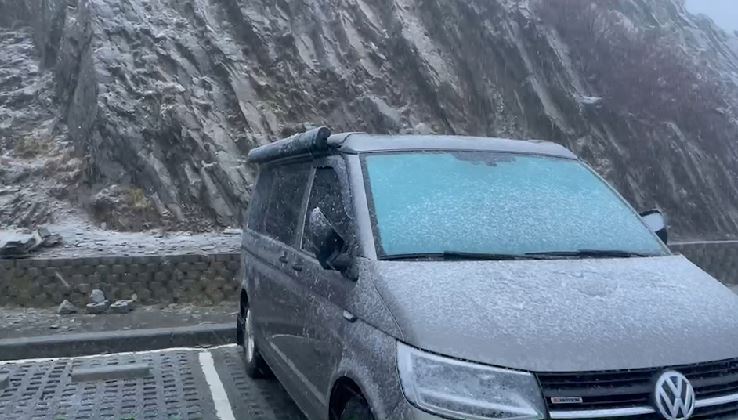 快訊／合歡山一早下冰霰！　停車場地面「像被撒糖霜」有望降雪