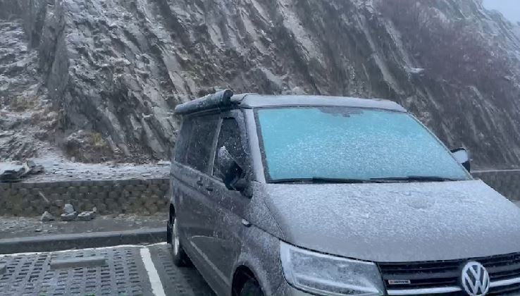 快訊／合歡山一早下冰霰！　停車場地面「像被撒糖霜」有望降雪