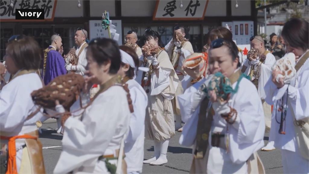 東京「高尾山」辦火渡祭　僧侶赤腳踩燃燒火炭驅除災厄