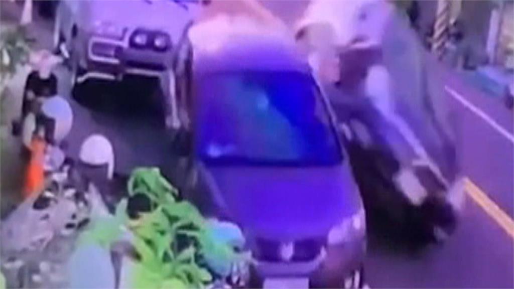 失控連撞路旁七輛汽機車 女子酒駕車輛側翻自行脫困