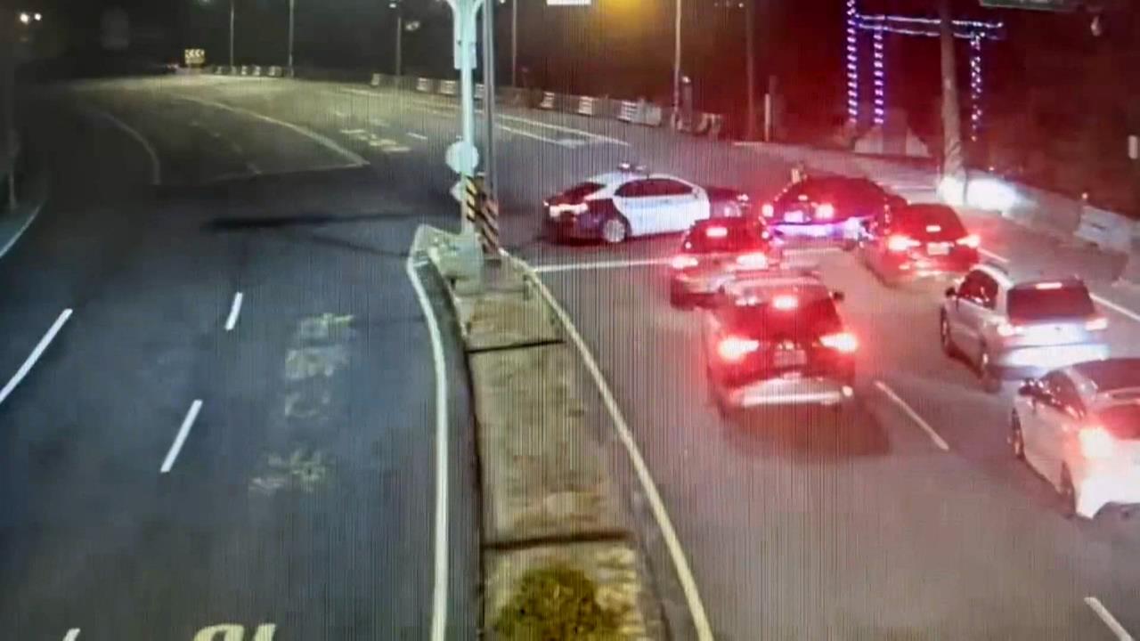 桃園深夜疑20輛車聚集飆車　警巡邏三小時再查獲無照駕駛