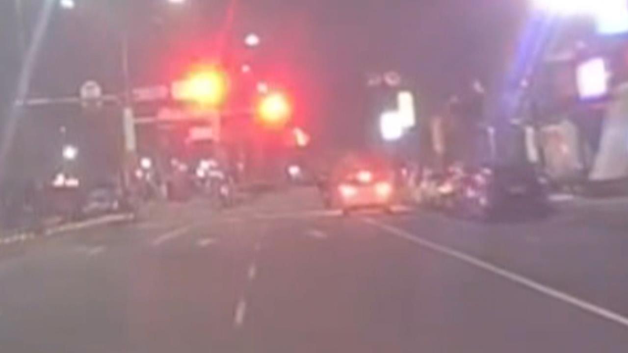 連滾帶爬！通緝犯「無照騎車還藏毒」加速逃　狼狽自摔被捕