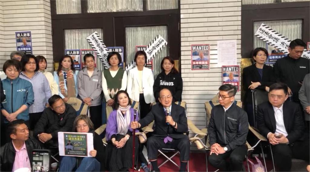 快新聞／要求撤回違法表決！反制藍白強闖公投案　民進黨團一早佔領主席台