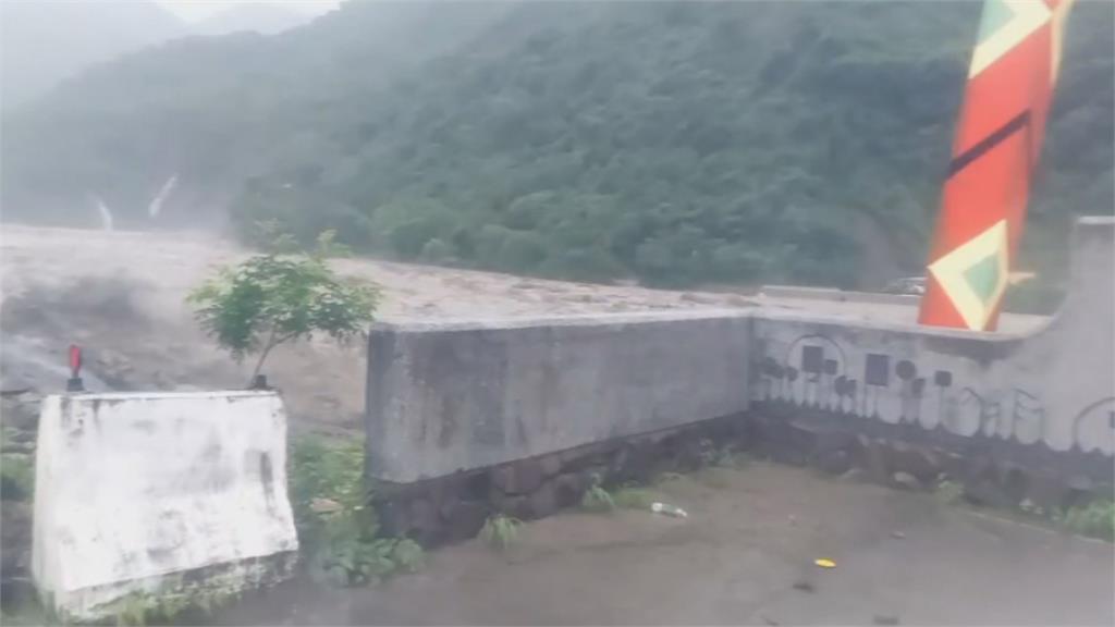 雨彈來襲！高雄山區溪水暴漲　橋面緊急封閉