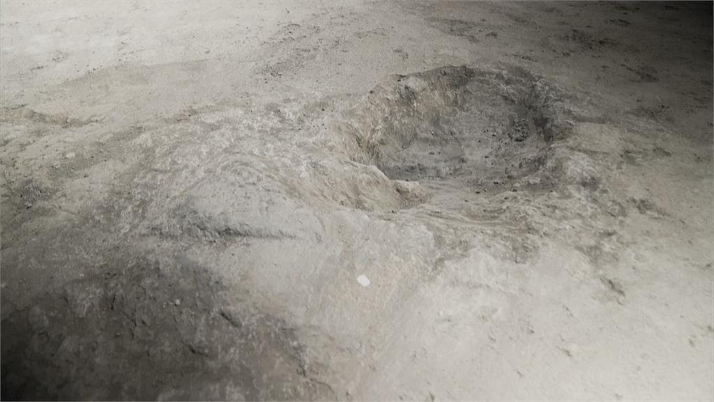 英國驚見「侏儸紀公路」　200個恐龍腳印出土