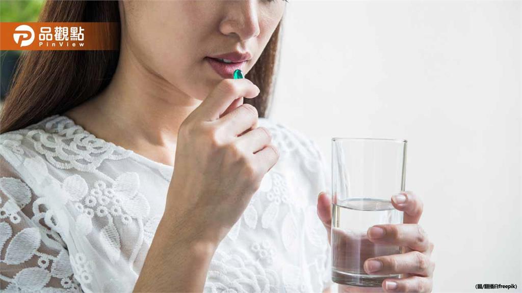 吃藥千萬別只喝一口水！藥師警告恐釀食道潰瘍