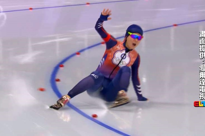 女子競速滑冰1500公尺 黃郁婷終點前摔倒