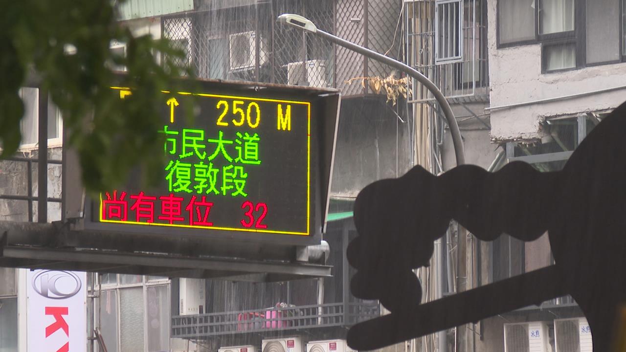 雨炸台北！上班族「騎車全濕」　大學生直呼：市長怎沒放假