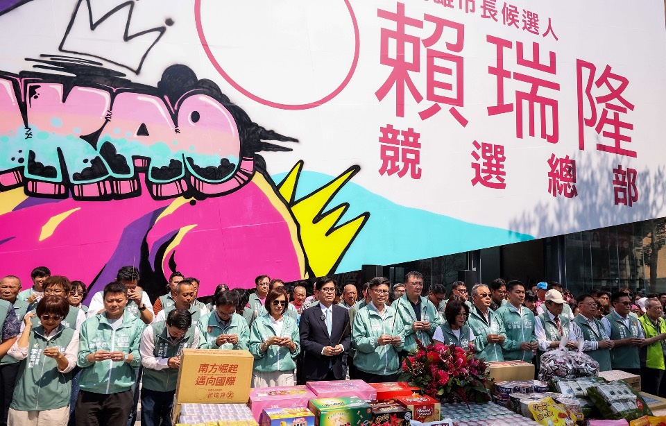 競選總部吸睛登場 賴瑞隆偕陳其邁開箱巨幅「權志隆」塗鴉外牆