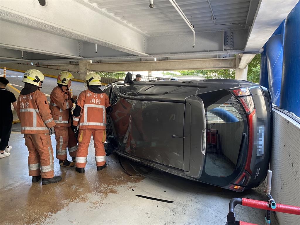 快新聞／巨城停車塔事故！70歲男疑煞車失靈撞車後翻覆　2車3人急送醫