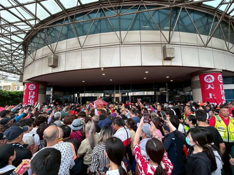 粉紅超跑衝破30萬人潮　媽祖神籤神準預言爆紅