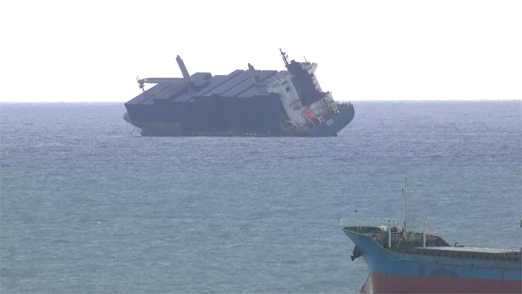 <em>帛琉</em>貨船進水6貨櫃摔落　高雄港一港口緊急關閉打撈