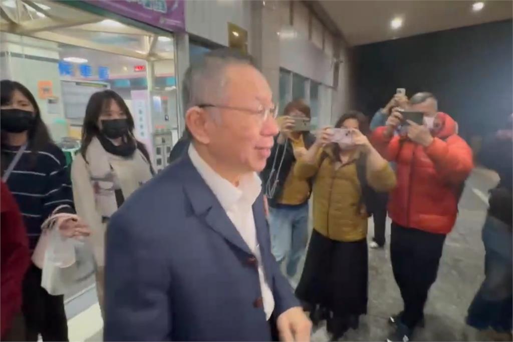 快新聞／柯文哲電子腳鐐曝光　交保急赴新竹台大醫院探病父
