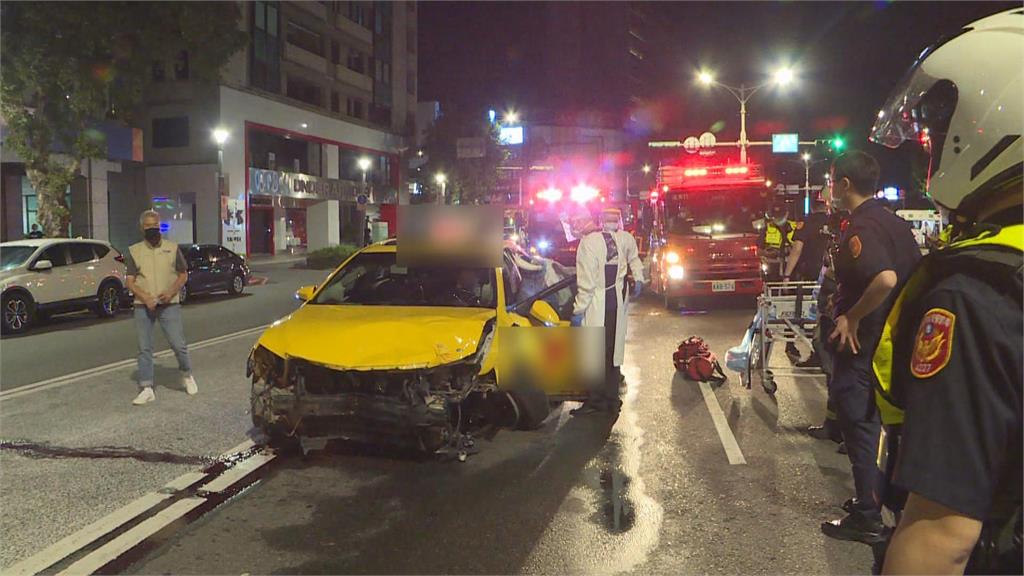 誰違規？　載客小黃高速撞機車釀3傷　騎士噴飛血流不止　運將一度受困