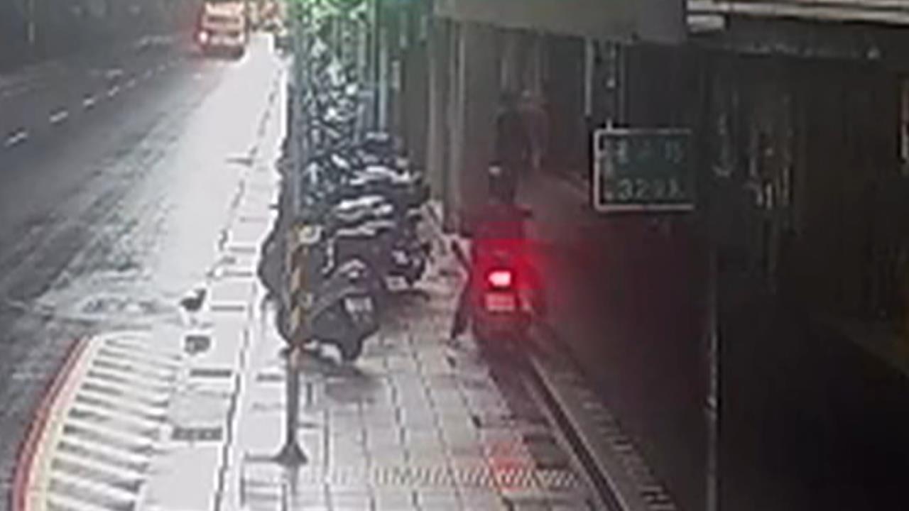 八旬翁騎士「連撞8機車」　稱油門卡住釀禍